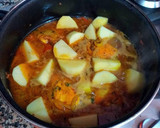 Foto del paso 5 de la receta: Pollo estofado a la moruna con patatas y pasas