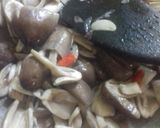 Foto langkah ke 2 dari resep Tumis jamur sawit.