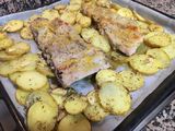 Costillar al horno con patatas al ajillo