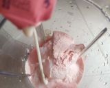 Foto langkah ke 2 dari resep Strawberry Smoothie🍓.