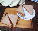 Foto del paso 3 de la receta: Sándwich de fiambre con tomate, lechuga y mayonesa