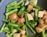 A picture of step 2 of Drumstick potato curry.