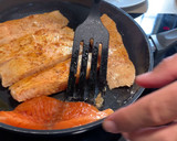 Foto del paso 4 de la receta: Salmón con soja, miel y limón