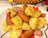 Hình bước làm 3 của món Khoai tây xào xúc xích 🥔