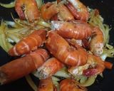 Foto langkah ke 2 dari resep Udang Saos Mentega.