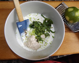 Foto del paso 1 de la receta: Crema de yogurt y tahini con lima y menta