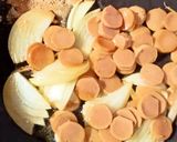 Foto langkah ke 2 dari resep Creamy garlic sausage pasta.