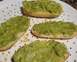 Foto del paso 2 de la receta: Barritas tostadas o sin tostar con aguacate, tomate y longaniza