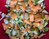 Foto del paso 3 de la receta: Tilapia en salsa de ajo 🧄 y ensalada de melón pepino y manzana