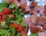 Foto del paso 5 de la receta: Chorizo al plato con radicheta, tomate y ajo