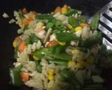 Foto langkah ke 7 dari resep Pasta Sayuran Berbumbu Tooping Ayam panggang.