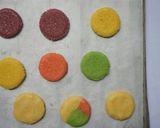 Foto langkah ke 5 dari resep Colorful sugar cookies / kukis warna warni.