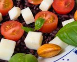Foto del paso 6 de la receta: Ensalada con base de arroz Venere, cherry, albahaca, queso Feta, almendras 🥗 ¡de último momento!