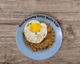 Foto langkah ke 3 dari resep Nasi Goreng Telur Mata Sapi.
