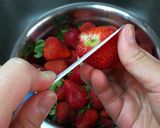 A picture of step 1 of Handmade Strawberry Powder.