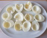 Foto del paso 1 de la receta: Huevos rellenos de atún y marisco