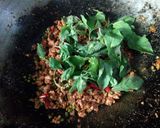 รูปขั้นตอนการทำที่ 4 ของ ผัดเผ็ดหมูสับพริกไทยอ่อน