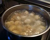 Foto langkah ke 2 dari resep Sup jamur isi cilok ayam.