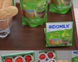 Foto langkah ke 1 dari resep Creamy Matcha Strawberry Tiramisu.