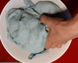 Foto del paso 3 de la receta: Chips de kale sabrosos, saludables y fáciles de preparar