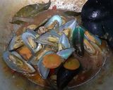 Foto langkah ke 4 dari resep Clam Fettuccine with Padang Sauce.