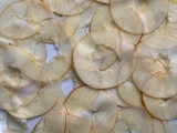 Ensalada de espárragos blancos sobre carpaccio de manzana y remolacha