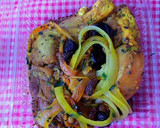 Foto del paso 1 de la receta: Pollo estofado a la moruna con patatas y pasas