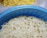 Gambar langkah 6 resipi Mi Kuning Homemade.