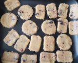 Foto langkah ke 5 dari resep Oatmeal cookies (biskuit oat dan blueberry kering).