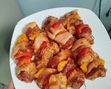 Hình bước làm 3 của món Ba chỉ ớt chuông xiên que nướng