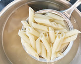 Foto del paso 4 de la receta: Plumas con Bacalao y alioli gratinado