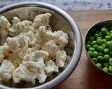 A picture of step 1 of Cauliflower n green peas kolhapuri masala gravy.