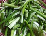 Hình bước làm 1 của món Thịt bò xào ngồng tỏi