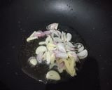 Foto langkah ke 3 dari resep Tumis mie kuning sosis.