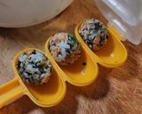 Foto langkah ke 6 dari resep Ide bekal nasi kepal ala korea.