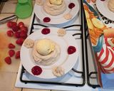 Une image de l'étape 9 de Pavlova en fraise melba et sa gelée de fleur d'hibiscus.
