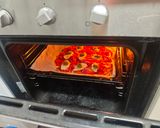 Foto del paso 4 de la receta: Pizza casera de mozzarella di búfala jamón y pesto
