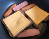 Hình bước làm 2 của món Bữa Sáng Nhanh Với Sandwich Trứng, Xúc Xích, Thịt Nguội