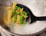 Foto del passaggio 2 della ricetta Fusilli con crema di ricotta e piselli