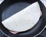 รูปขั้นตอนการทำที่ 1 ของ Quesadillas (แฮมชีสฮาลาพิโนเคซะเดีย)