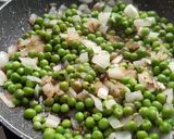 Foto del paso 3 de la receta: Guisantes salteados con Sajonia
