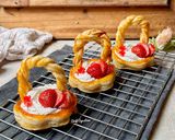 Foto langkah ke 8 dari resep Puff Pastry Baskets Merah Putih.
