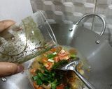 Foto langkah ke 5 dari resep 12. Indomie Tek-tek Kuah Nyemek Pedes Nampol.