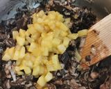 Foto del paso 5 de la receta: Quiche de Morcilla, Repollo, Pera y Piñones