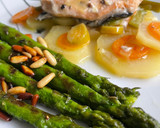 Foto del paso 6 de la receta: Salmón al papillote con guarnición y espárragos trigueros