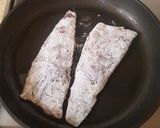 Foto del paso 2 de la receta: Filete de trucha asalmonada con salsa de chile seco y pepitas