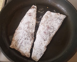 Foto del paso 2 de la receta: Filete de trucha asalmonada con salsa de chile seco y pepitas