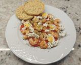 Foto del paso 4 de la receta: Huevos 🥚 de codorniz cocidos en ensalada 🍅🍤🧀