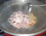 รูปขั้นตอนการทำที่ 3 ของ ผัดเนื้อไก่ใส่ดอกไม้กวาด