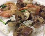 รูปขั้นตอนการทำที่ 2 ของ กุ้งแชบ๊วยเห็ดผัดกระเทียมพริกไทยราดข้าว(วีดีโอ)